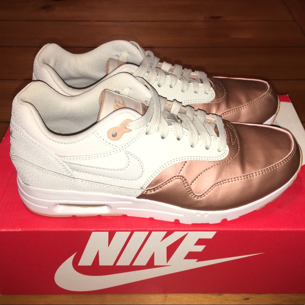 WOMEN’S NIKE AIR MAX ROSE GOLD SIZE 7.5 NEW